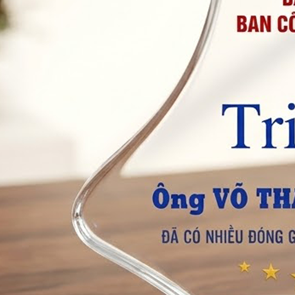 Kỷ niệm chương pha lê hình chiếc thuyền tri ân cá nhân có nhiều đóng góp cho sự phát triển của địa phương