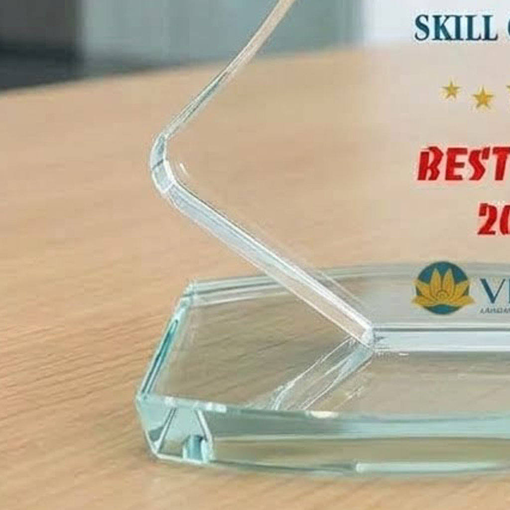 Kỷ niệm chương chiếc thuyền làm quà tặng vinh danh cá nhân tập thể trong những hoạt động của doanh nghiệp