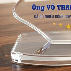 Kỷ niệm chương pha lê hình chiếc thuyền tri ân cá nhân có nhiều đóng góp cho sự phát triển của địa phương
