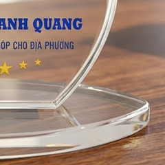 Kỷ niệm chương pha lê hình chiếc thuyền tri ân cá nhân có nhiều đóng góp cho sự phát triển của địa phương