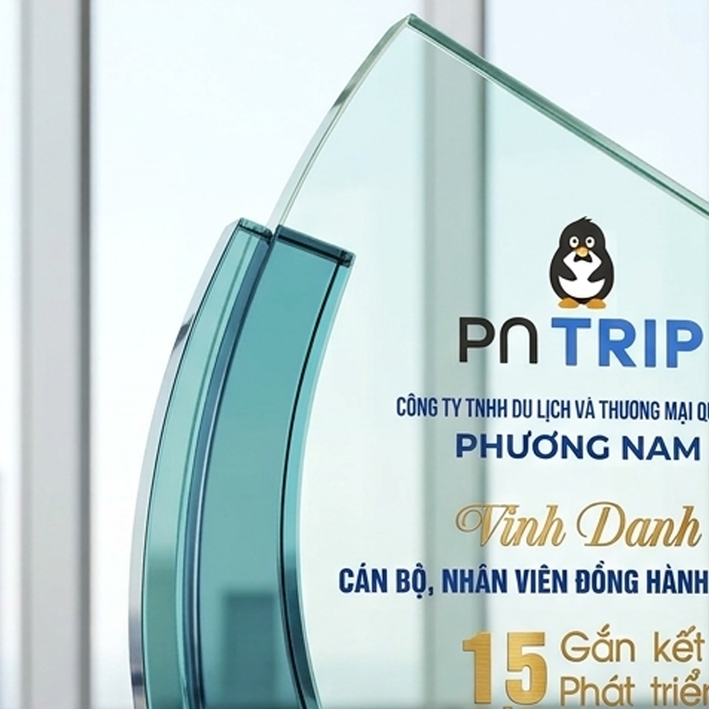 Kỷ niệm chương thủy tinh vinh danh khen thưởng nhân viên xuất sắc