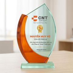 Kỷ niệm chương thủy tinh vinh danh 5 năm cống hiến cho quản lý, nhân viên công ty