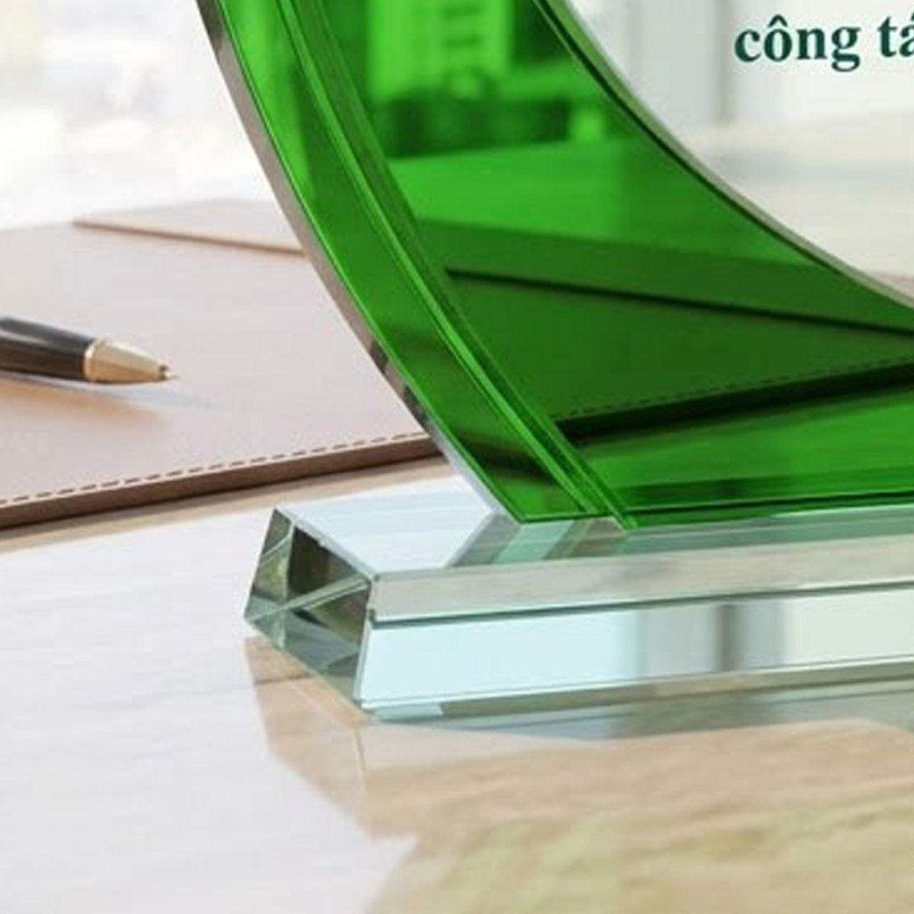 Kỷ niệm chương thủy tinh tặng vinh danh 10 năm thâm niên công tác, làm việc