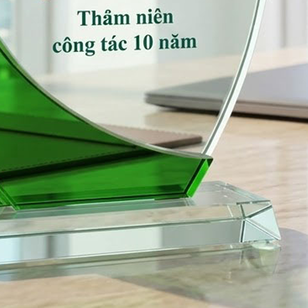 Kỷ niệm chương thủy tinh tặng vinh danh 10 năm thâm niên công tác, làm việc