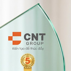 Kỷ niệm chương thủy tinh vinh danh 5 năm cống hiến cho quản lý, nhân viên công ty