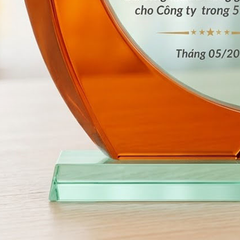 Kỷ niệm chương thủy tinh vinh danh 5 năm cống hiến cho quản lý, nhân viên công ty
