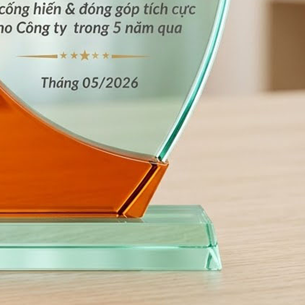 Kỷ niệm chương thủy tinh vinh danh 5 năm cống hiến cho quản lý, nhân viên công ty