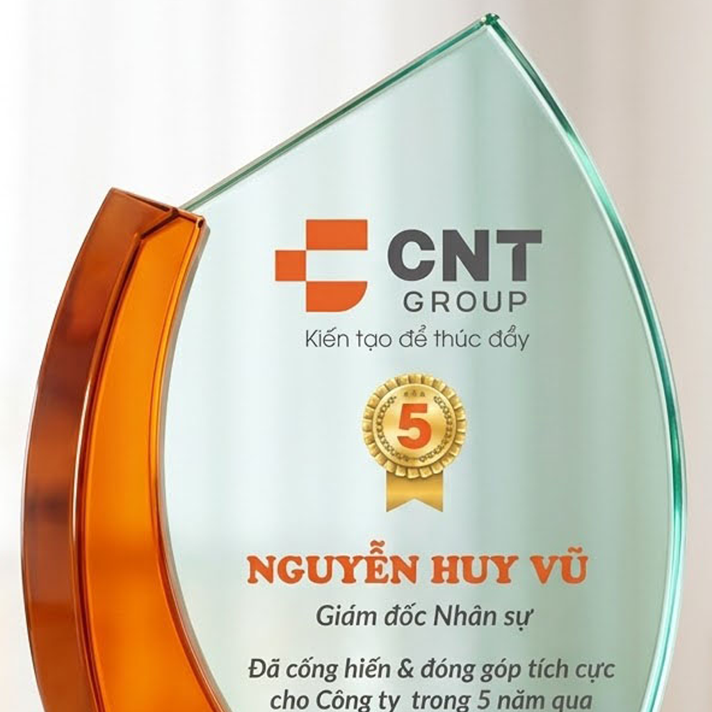 Kỷ niệm chương thủy tinh vinh danh 5 năm cống hiến cho quản lý, nhân viên công ty