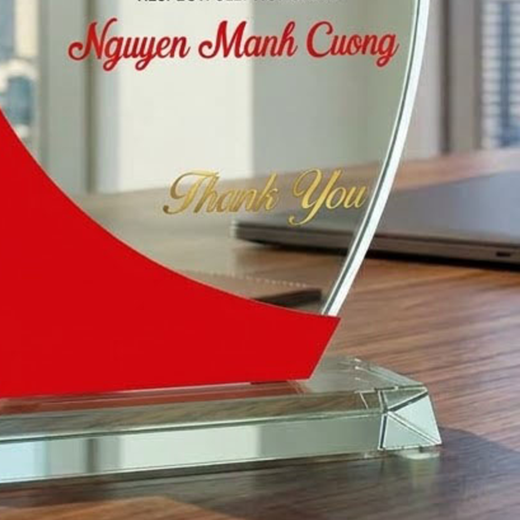 Kỷ niệm chương thủy tinh vinh danh 15 năm gắn bó cống hiến cho doanh nghiệp