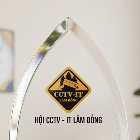 Cúp pha lê vinh danh nhà tài trợ tất niên year end party trong hoạt động hội nhóm doanh nghiệp