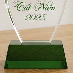 Cúp pha lê vinh danh nhà tài trợ tất niên year end party trong hoạt động hội nhóm doanh nghiệp