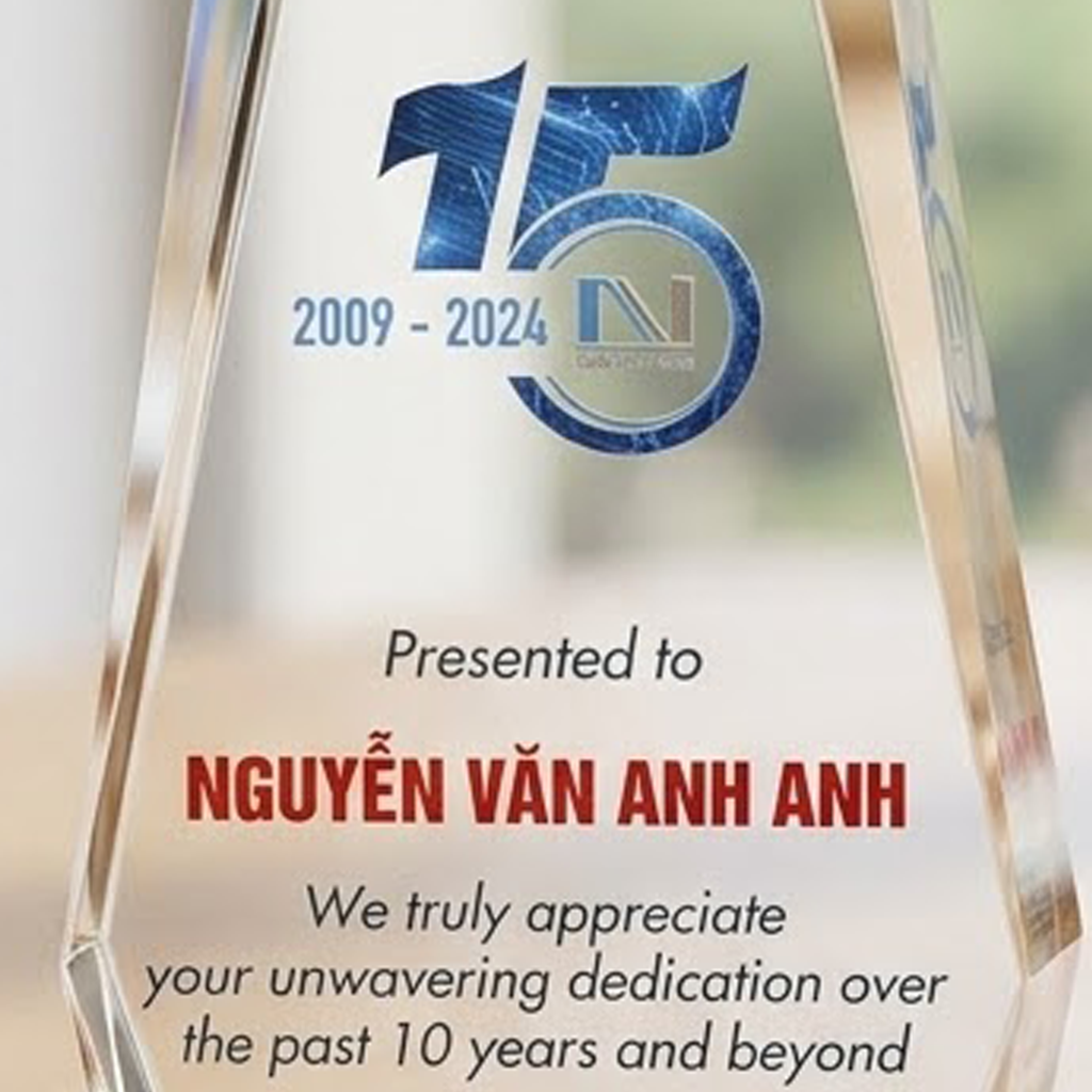 Cúp pha lê khối cao cấp phù hợp vinh danh nhân viên cá nhân thâm niên gắn bó cống hiến cho doanh nghiệp