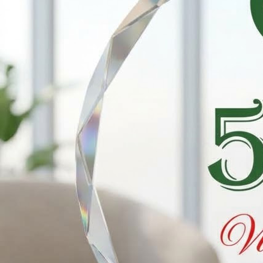 Kỷ niệm chương pha lê hình tròn vinh danh lãnh đạo quản lý xuất sắc