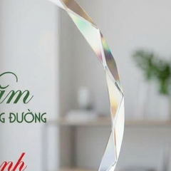 Kỷ niệm chương pha lê hình tròn vinh danh lãnh đạo quản lý xuất sắc