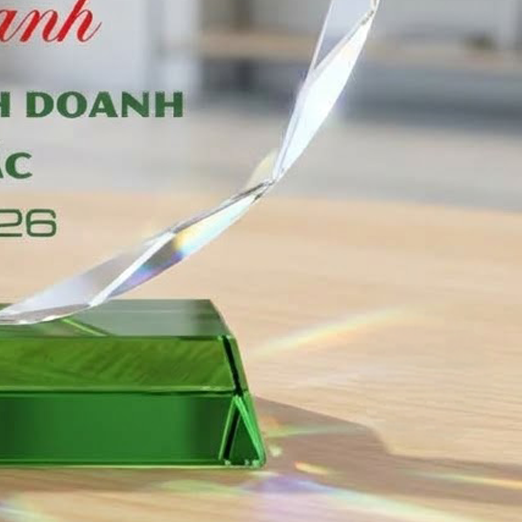 Kỷ niệm chương pha lê hình tròn vinh danh lãnh đạo quản lý xuất sắc