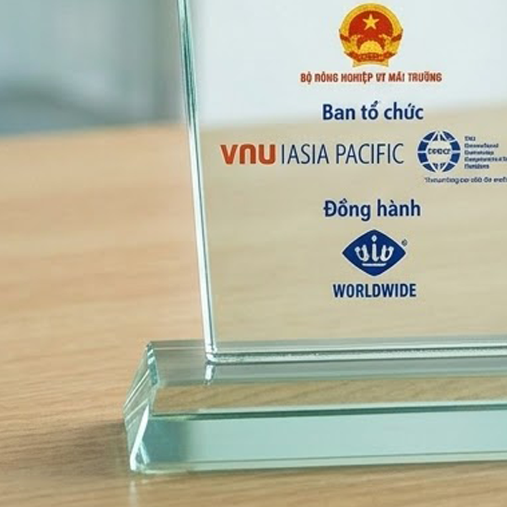 Kỷ niệm chương làm quà tặng vinh danh đã bảo trợ cho những hoạt động của hiệp hội doanh nghiệp