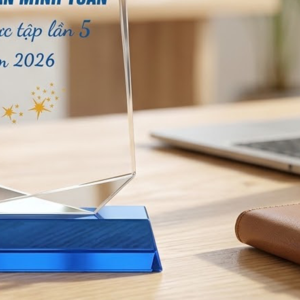 Kỷ niệm chương pha lê hình cánh buồm tri ân nhân viên của doanh nghiệp