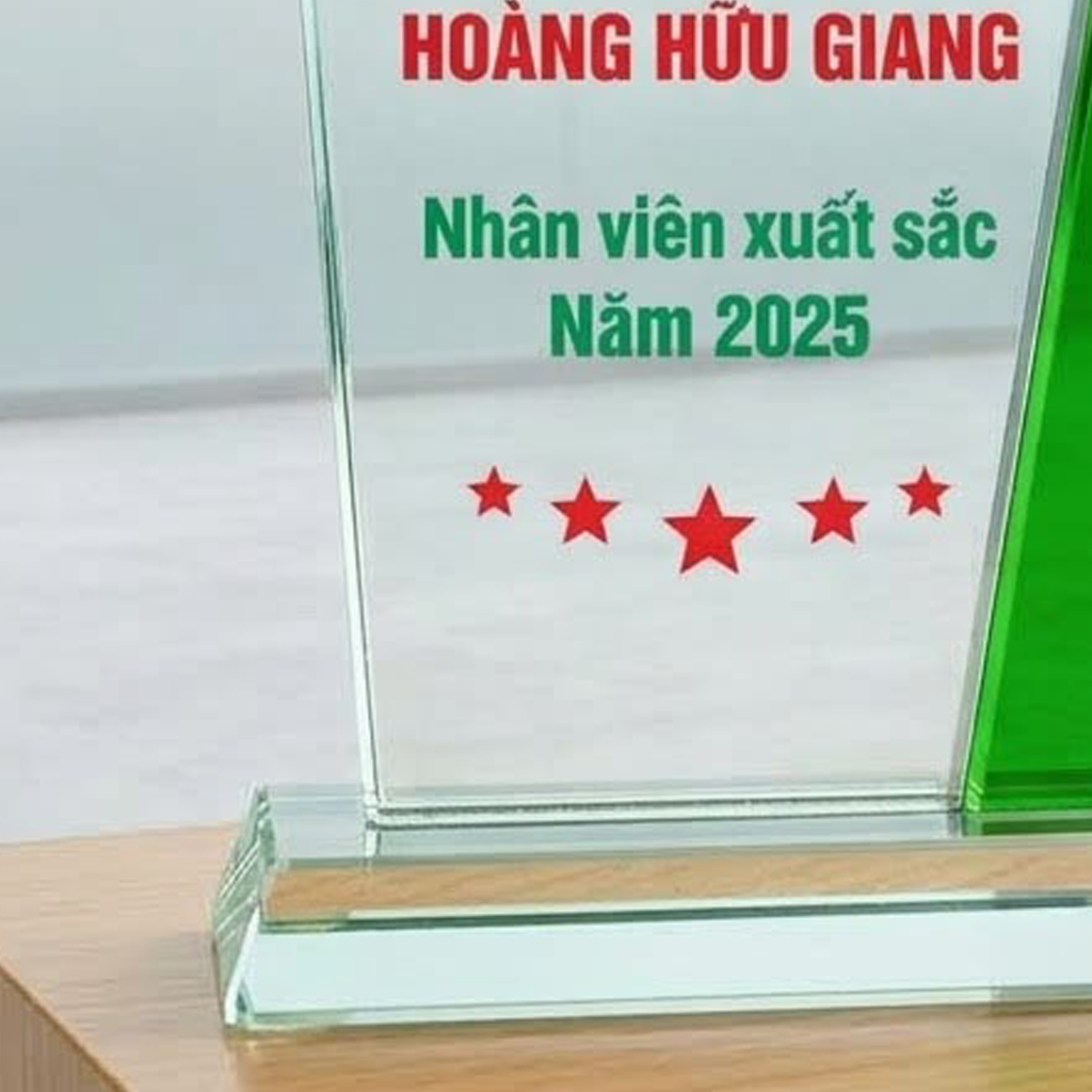 Kỷ niệm chương làm quà tặng khen thưởng vinh danh nhân viên xuất sắc của năm