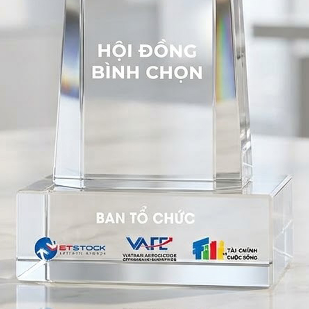 Cúp pha lê khối cao cấp phù hợp trao giải thưởng ở lĩnh vực tài chính chứng khoán ngân hàng