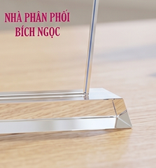 Kỷ niệm chương pha lê tri ân khách hàng đã đồng hành cùng hoạt động phong trào, xã hội