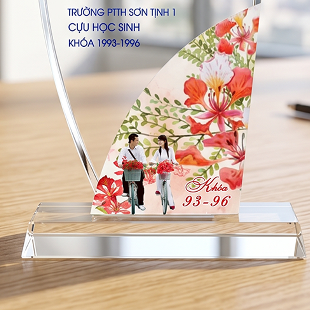 Kỷ niệm chương pha lê tri ân thầy cô kỷ niệm 30 năm ngày ra trường