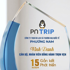 Kỷ niệm chương pha lê tặng cán bộ nhân viên đồng hành trên hành trình 15 năm gắn kết và phát triển công ty