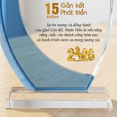 Kỷ niệm chương pha lê tặng cán bộ nhân viên đồng hành trên hành trình 15 năm gắn kết và phát triển công ty