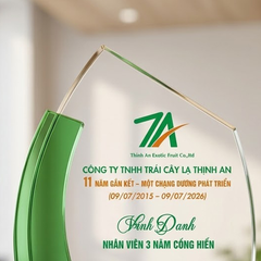 Kỷ niệm chương pha lê vinh danh nhân viên có nhiều cống hiến cho sự phát triển của công ty
