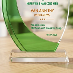 Kỷ niệm chương pha lê vinh danh nhân viên có nhiều cống hiến cho sự phát triển của công ty