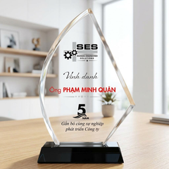 Kỷ niệm chương pha lê vinh danh nhân viên cá nhân gắn bó cùng sự phát triển của công ty