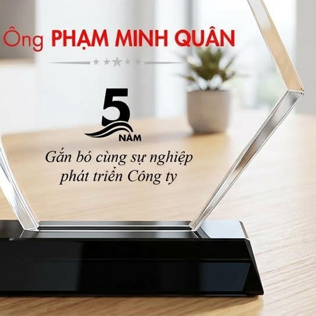Kỷ niệm chương pha lê vinh danh nhân viên cá nhân gắn bó cùng sự phát triển của công ty