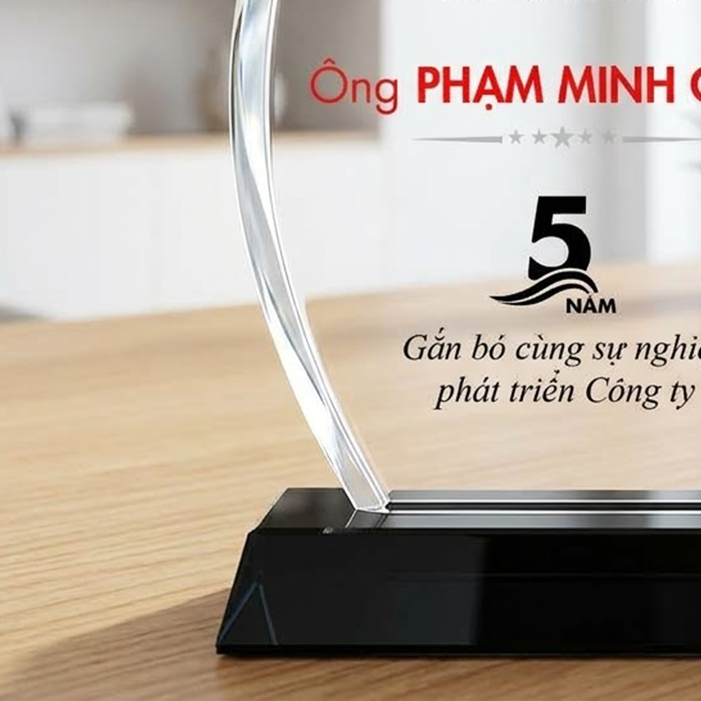 Kỷ niệm chương pha lê vinh danh nhân viên cá nhân gắn bó cùng sự phát triển của công ty