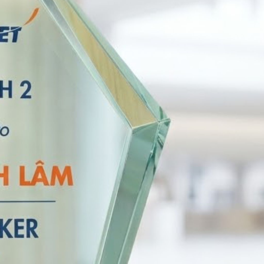 Kỷ niệm chương vinh danh nhân viên xuất sắc năm của doanh nghiệp