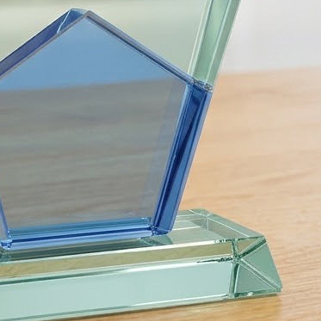 Kỷ niệm chương vinh danh nhân viên xuất sắc năm của doanh nghiệp
