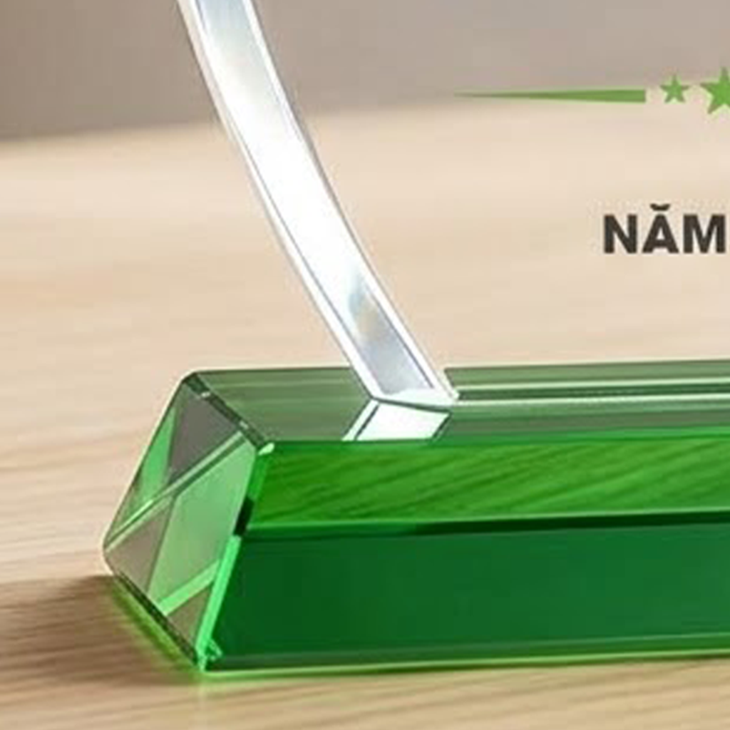 Kỷ niệm chương pha lê hình cánh buồm khen tặng nhân viên xuất sắc của năm