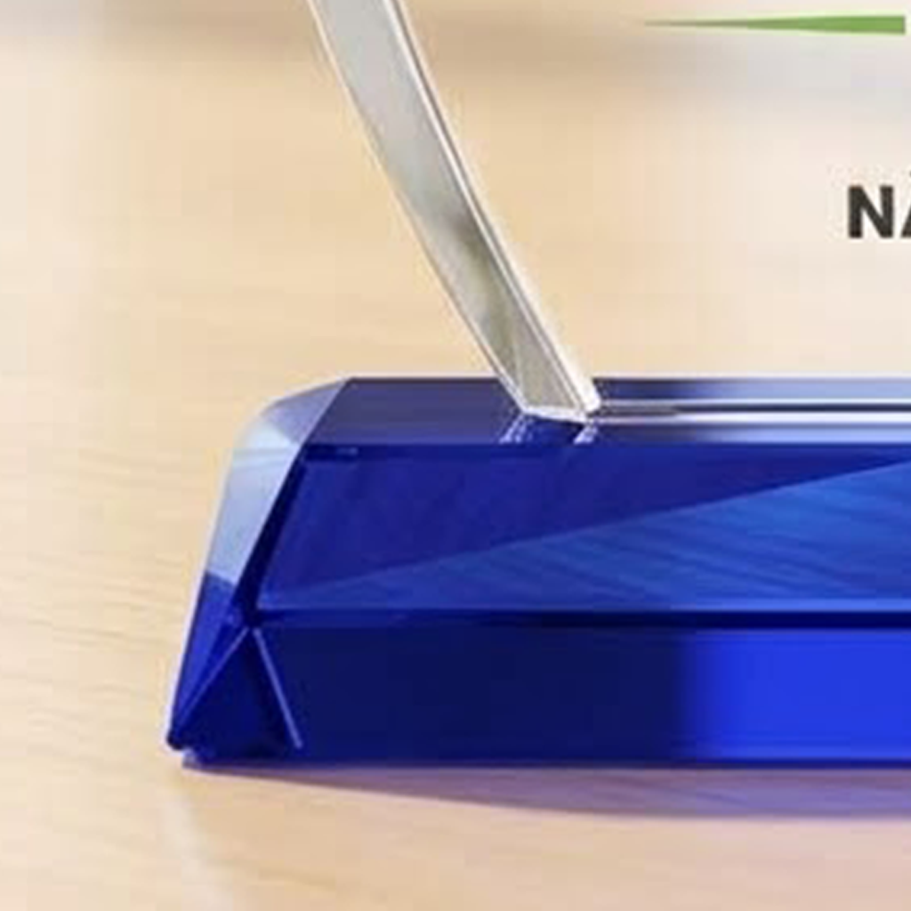 Kỷ niệm chương pha lê hình cánh buồm khen thưởng nhân viên xuất sắc của công ty