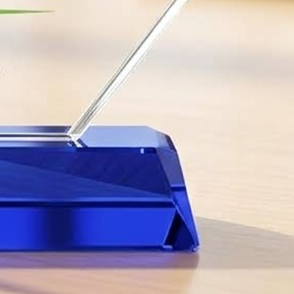 Kỷ niệm chương pha lê hình cánh buồm khen thưởng nhân viên xuất sắc của công ty