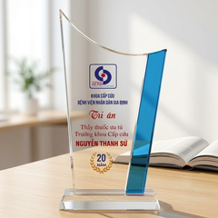 Kỷ niệm chương pha lê tri ân thầy thuốc ưu tú