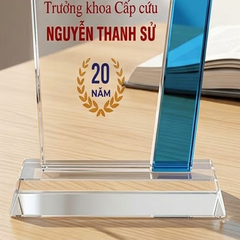 Kỷ niệm chương pha lê tri ân thầy thuốc ưu tú