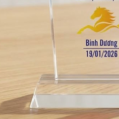 Kỷ niệm chương pha lê tặng nhà tài trợ trong những hoạt động xã hội
