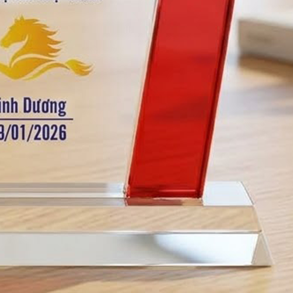 Kỷ niệm chương pha lê tặng nhà tài trợ trong những hoạt động xã hội