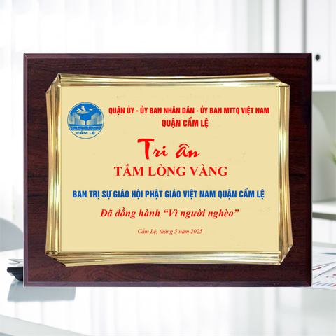 Bảng biểu trưng tri ân tấm lòng vàng cho những hoạt động tình nguyện xã hội