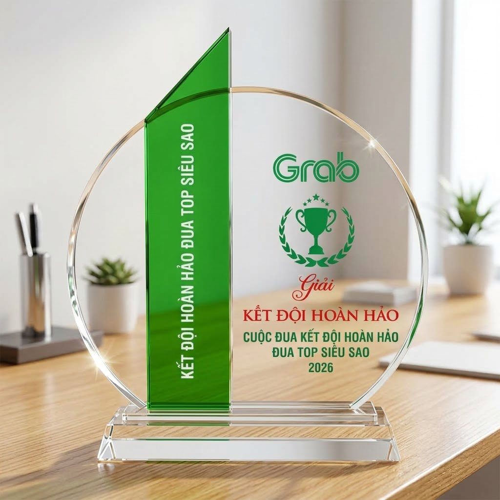 Kỷ niệm chương pha lê tri ân quản lý nhân viên đã có nhiều cống hiến cho sự phát triển của công ty