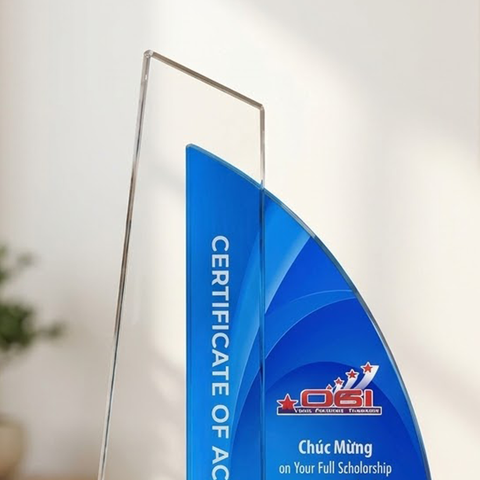 Kỷ niệm chương pha lê chúc mừng trong những hoạt động giáo dục