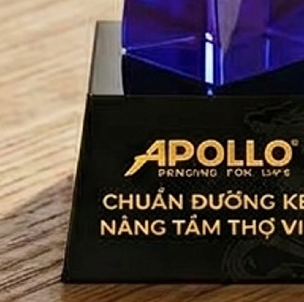 Cúp pha lê vinh danh trao thưởng hay lưu niệm trong những hoạt động sản xuất kinh doanh của doanh nghiệp