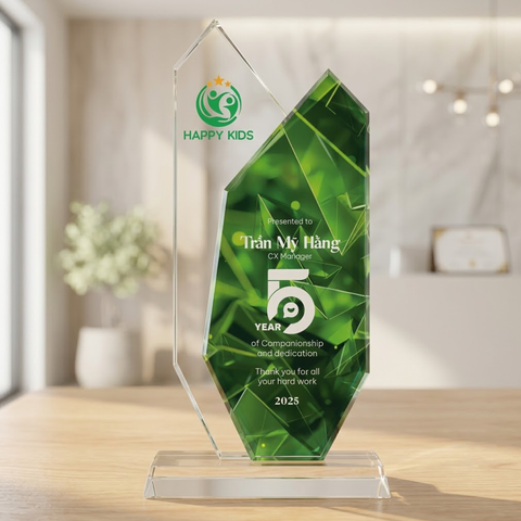 Kỷ niệm chương pha lê vinh danh cá nhân 5 năm cống hiến trong những hoạt động của doanh nghiệp