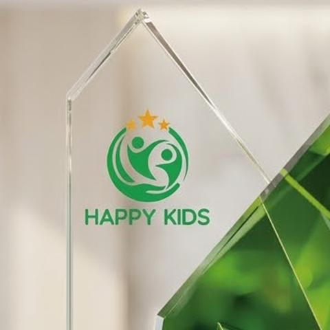 Kỷ niệm chương pha lê vinh danh cá nhân 5 năm cống hiến trong những hoạt động của doanh nghiệp