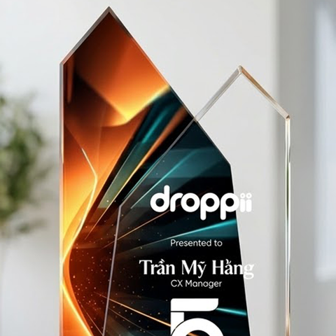 Kỷ niệm chương pha lê tri ân khen thưởng nhân viên 5 năm cống hiến và gắn bó