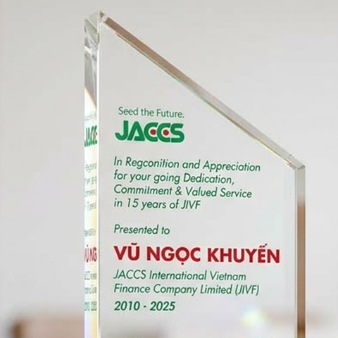 Kỷ niệm chương pha lê vinh danh lãnh đạo 15 năm cống hiến và gắn bó