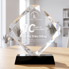 Kỷ niệm chương pha lê vinh danh cá nhân 10 năm cống hiến và gắn bó với doanh nghiệp